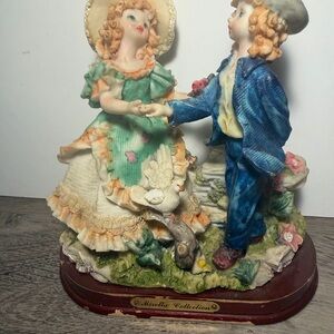 Romantic Couple Figurine - Multicolor
